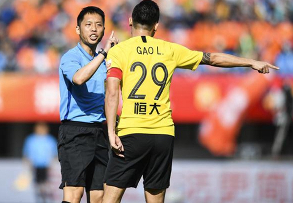 中超裁判争议判罚+红牌屡禁不止恒大鲁能输掉联赛第一场比赛