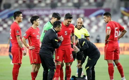 国足12强赛阵容李铁回应,国足放弃亚洲杯