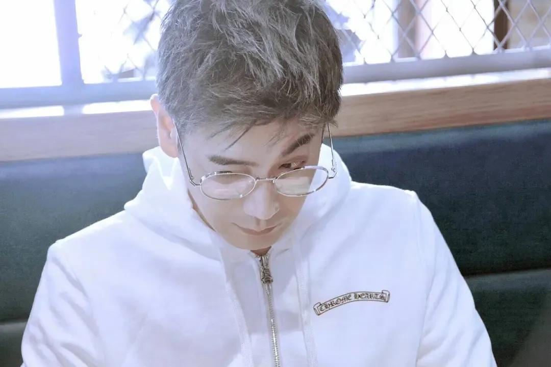 被称为香港第一帅哥,香港最隐藏富豪