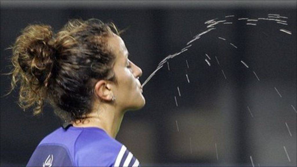 “吐出来”还是“咽下去”？关于足球和口水的那些事