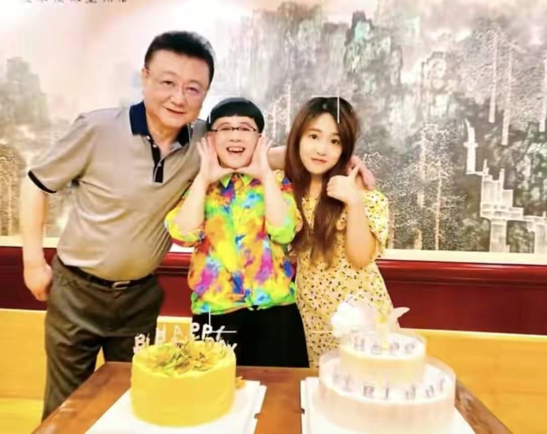 高龄生子、嫁神秘富商、退休成网红，“童年回忆”们变样了吗？