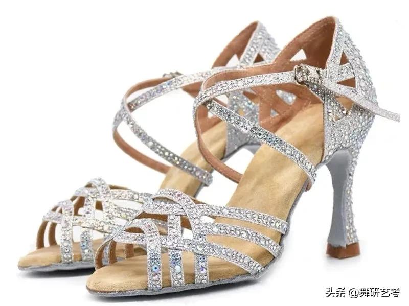 该如何选择拉丁舞鞋,如何挑选适合自己的拉丁舞鞋