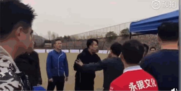 盘点球场上那些暴力冲突,野球场足球冲突打架群殴集锦