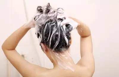 教你正确洗头护发,洗头的正确方式让头发变得更柔顺