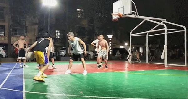 又见球场黑脚！16岁少年打球被踹！这种人不配喜欢篮球