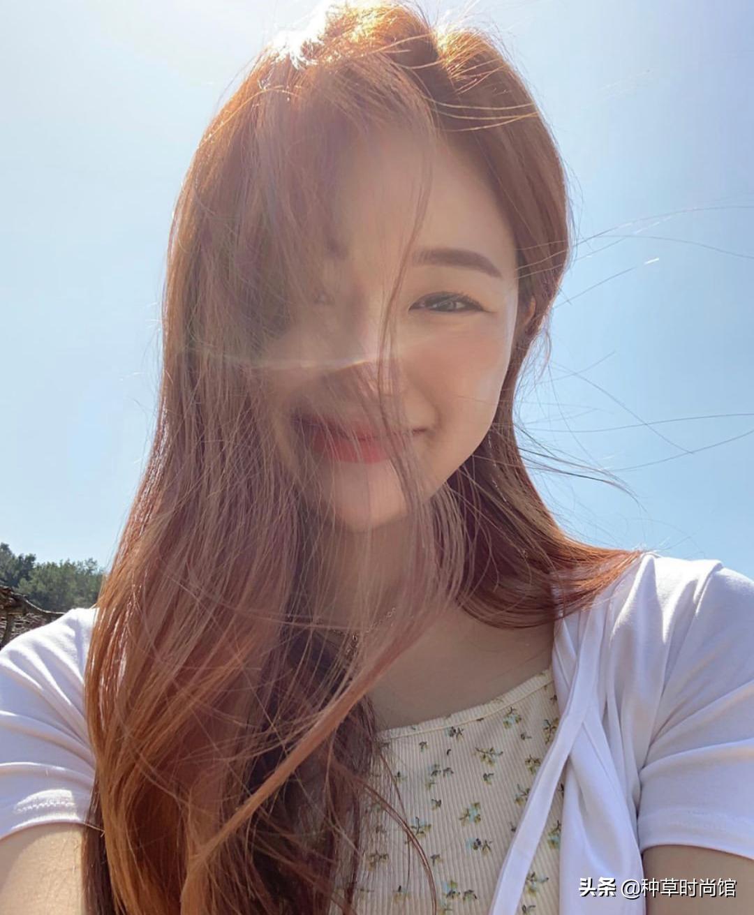 别再烫羊毛卷了！今夏“奶茶发”火了，超洋气