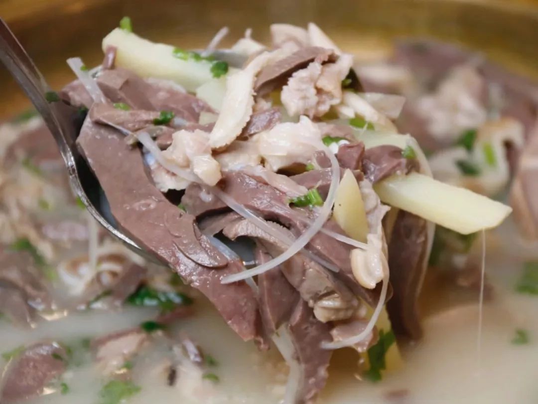 可以吃烧烤烤全羊的地方,有篝火烤全羊的地方