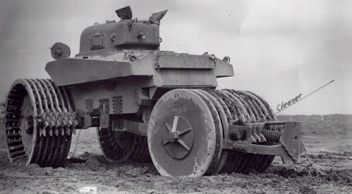 悍匪袭击美军悍马车队的电影,清障扫雷坦克