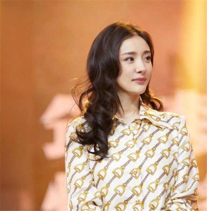 今年最流行的烫发发型40岁女人,短发烫发2021流行发型40-50岁