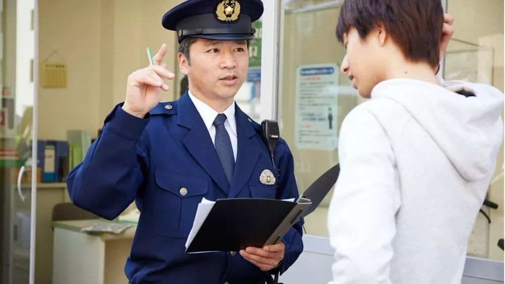 日本街头巡逻警察,日本警察叔叔自行车巡逻