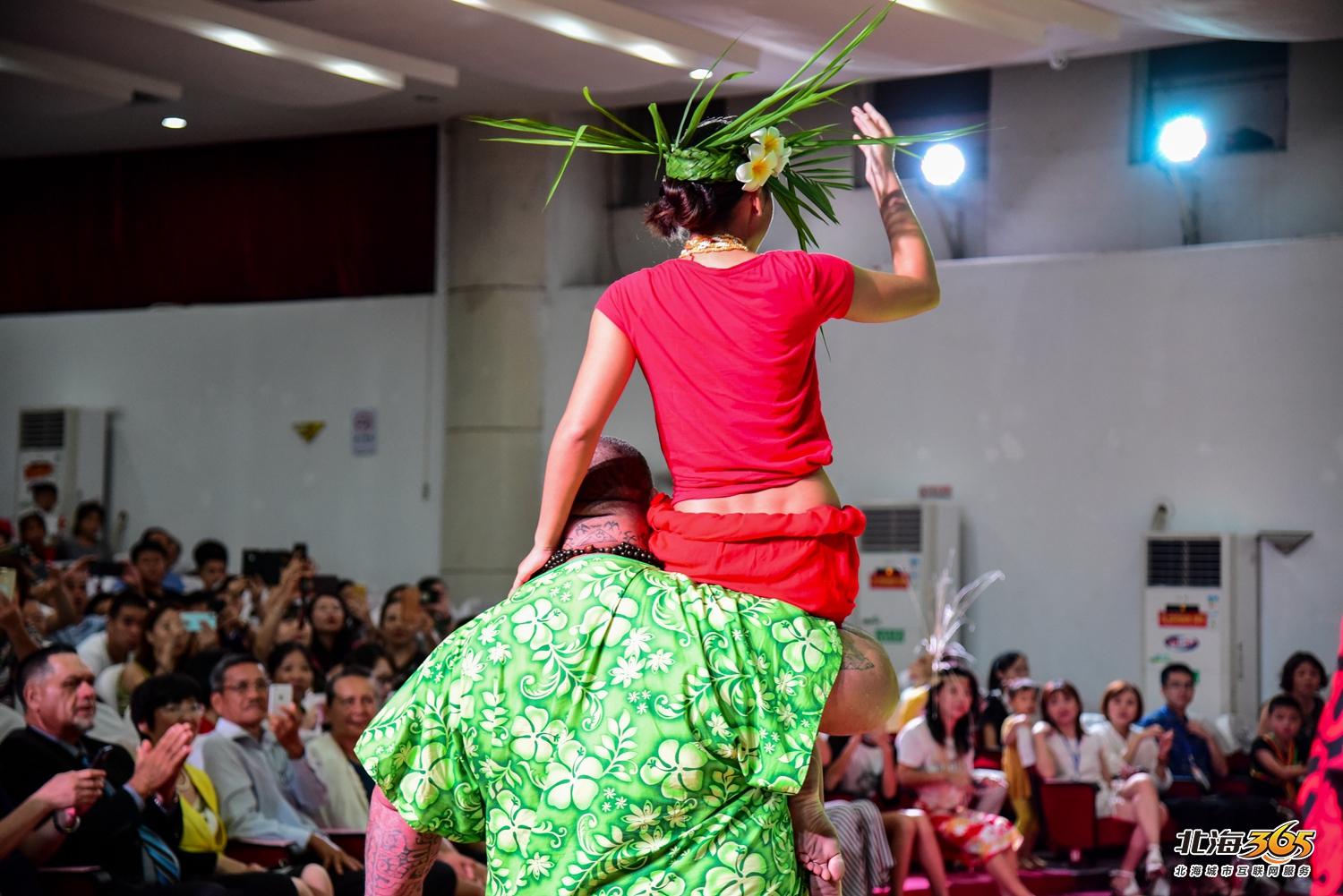 我在北海图书馆拍了一场特别的晚会，观众情不自禁跟着节奏动起来