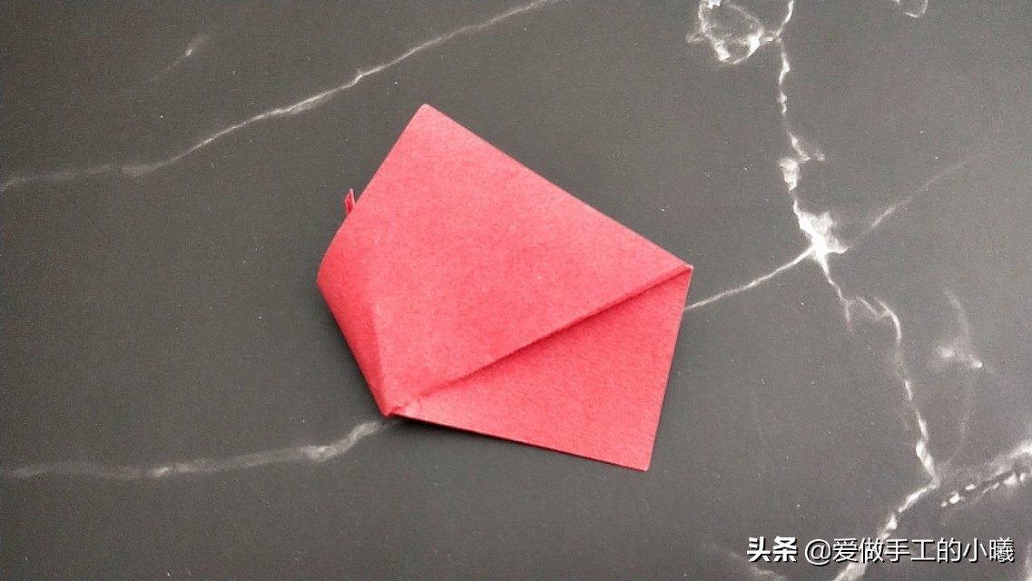 玫瑰花正方形折纸教程图解,怎么样用折纸叠出来简单的玫瑰花