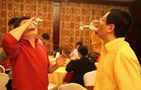 正确的碰杯方式,喝红酒碰杯的正确姿势