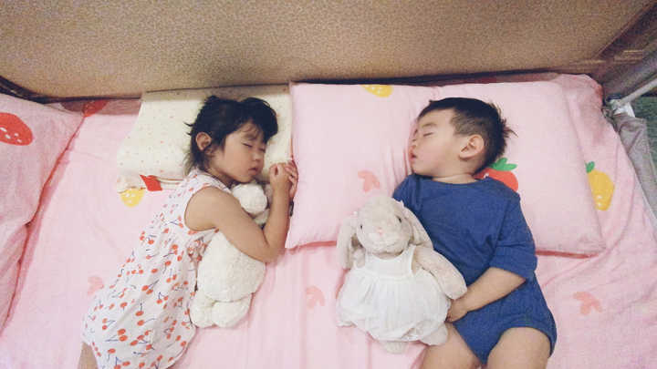 产后初期涨奶疼痛难忍怎么缓解,女人分娩时很痛为什么还要再生