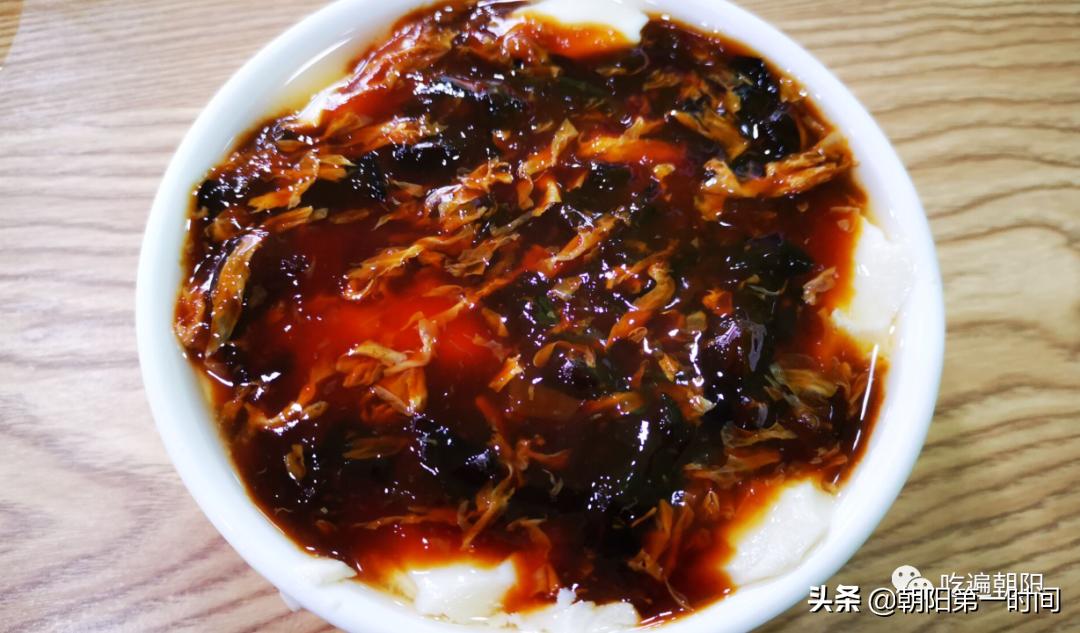 朝阳这家小店，鸡汁包子一绝，一戳一股汤！粥还随便喝？