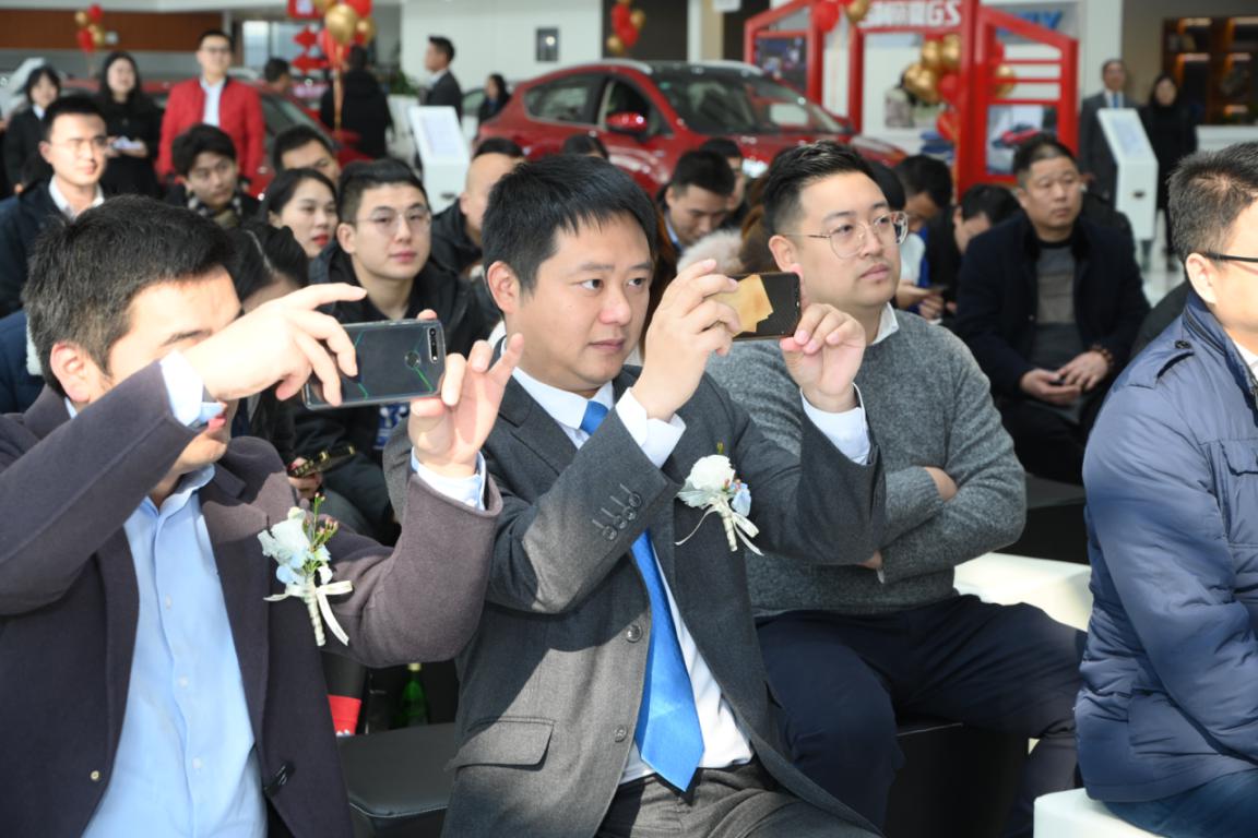 成都新越行吉利旗舰店卖什么车,吉利授权经销商吉利博越