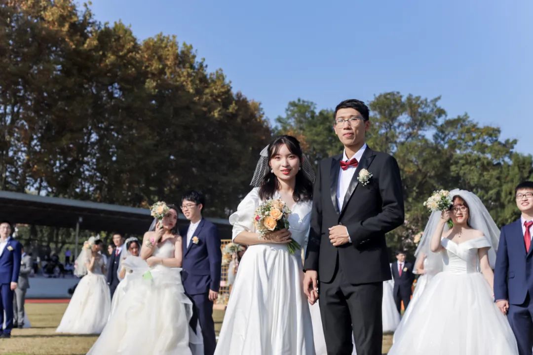 李兰娟致敬院士视频,致敬李兰娟院士的诗朗诵