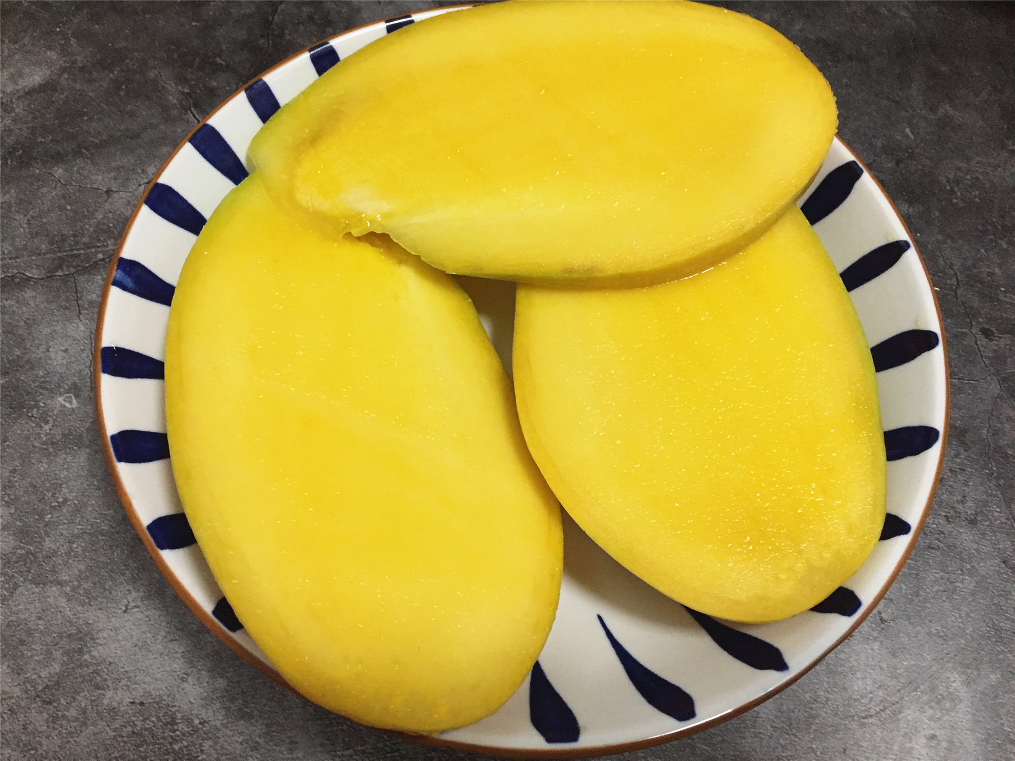 芒果最简单的切法是什么,怎样切芒果才是最正确的切法