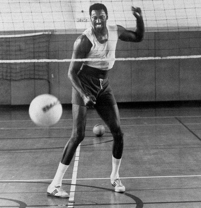 张伯伦异于常人的身体！扣篮把对手脚趾砸骨折，双手举起人如玩偶