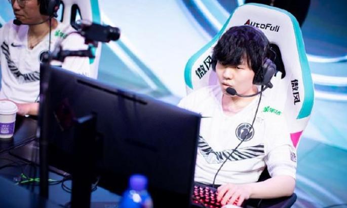 还记得季中杯海报吗？左手“1V7”化身电竞叶问，粉丝：舒服了