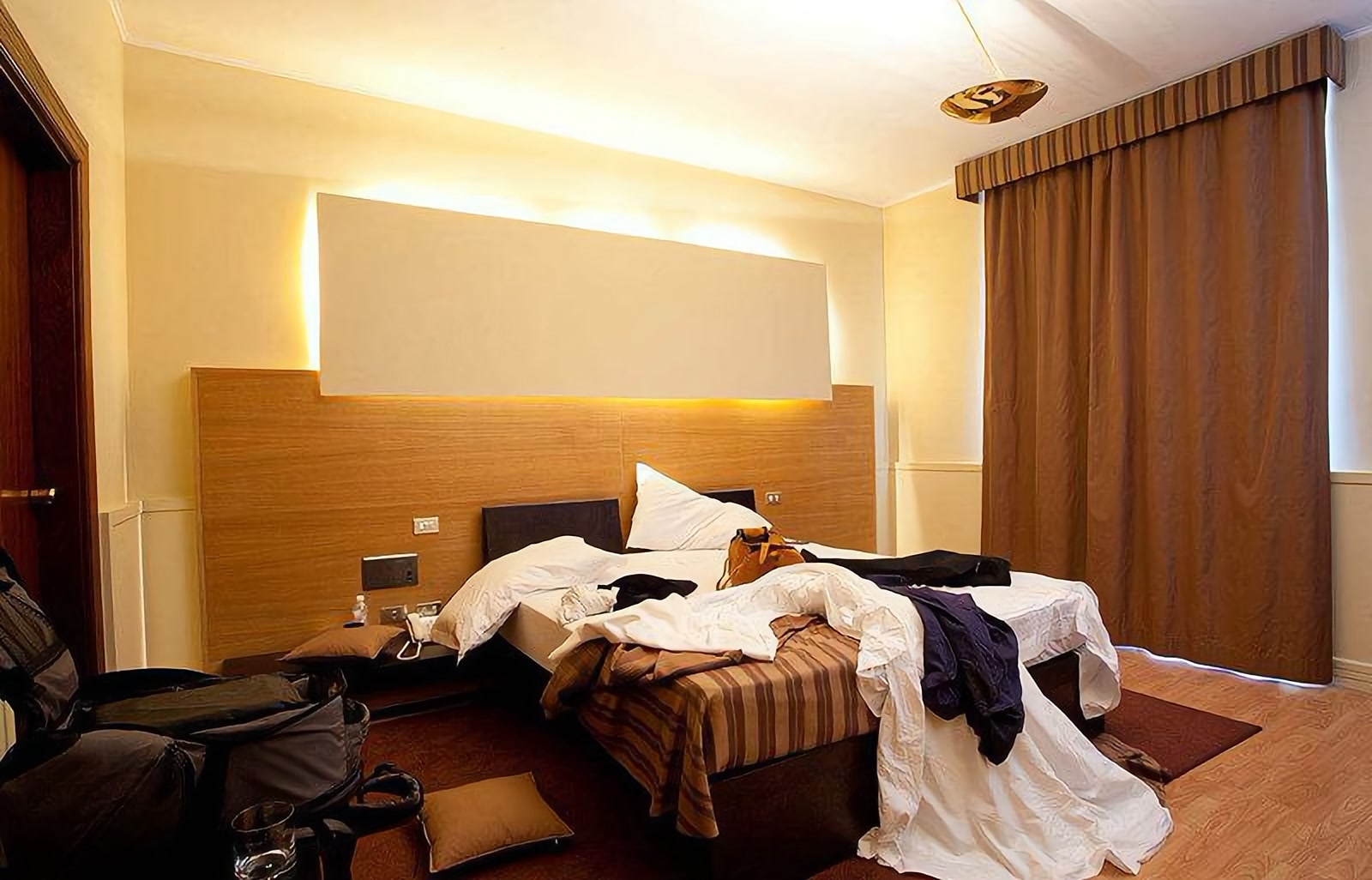 为什么情侣住酒店,不会被查,但是假的就一劳永逸的查?