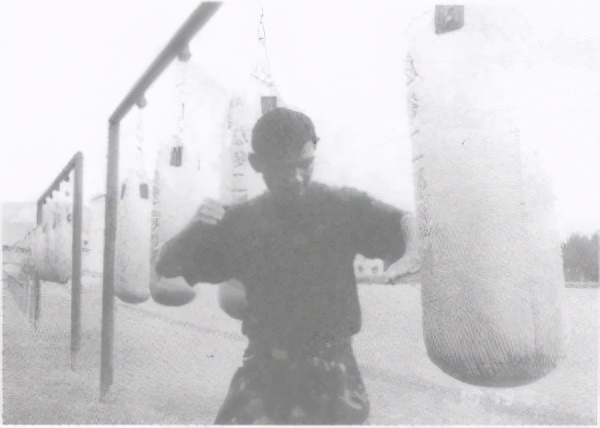 警用防暴棍和匕首警拳,警用防暴橡胶棍杀伤力