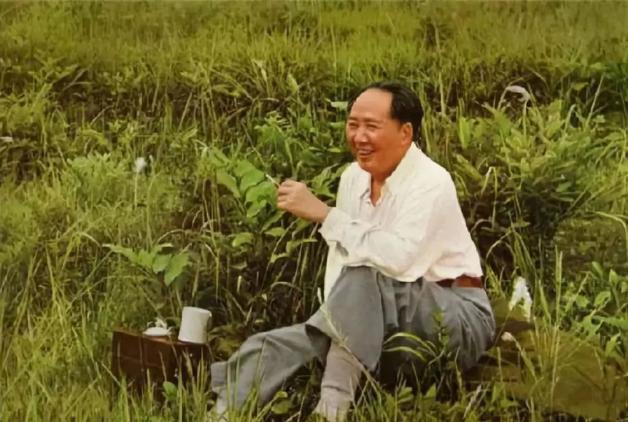 毛*东泽**接待朋友时,发现兜里只剩一根烟,随手一个动作尽显智慧