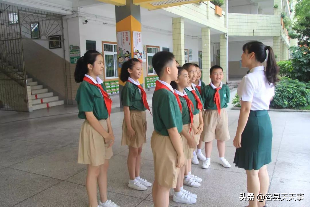 3000多名师生传递国旗为祖国庆生,万名师生用歌声庆祝祖国华诞