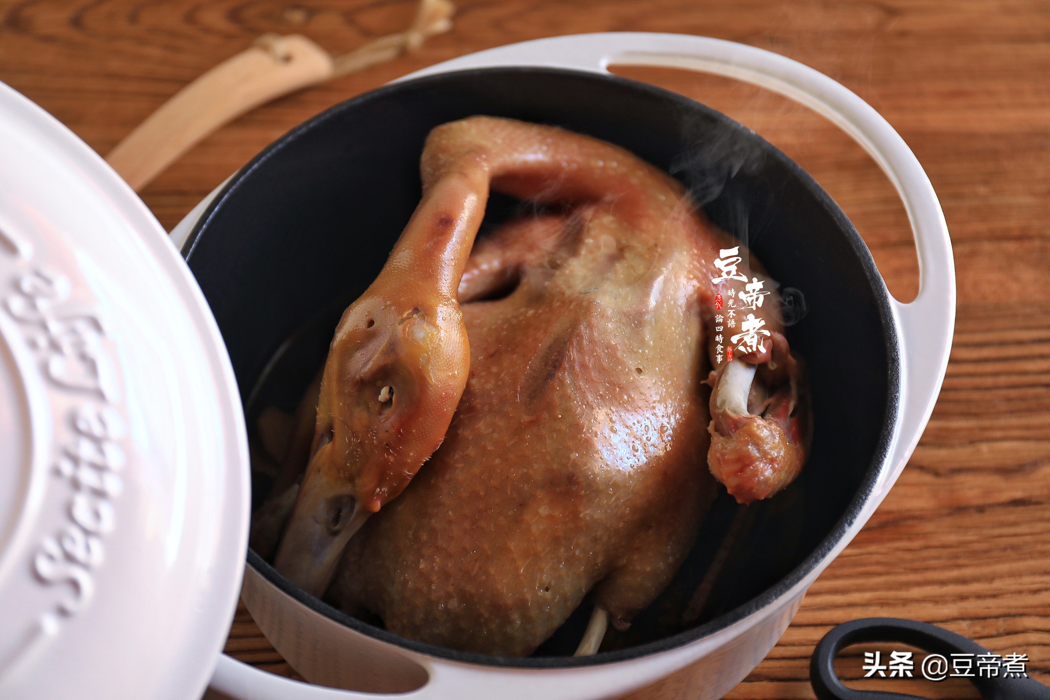 在朋友圈火了，整鸭入锅不用一滴水，鸭肉细嫩好吃，让人垂涎三尺