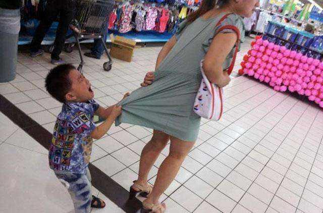 小孩故意撞孕妇,熊孩子撞孕妇被打