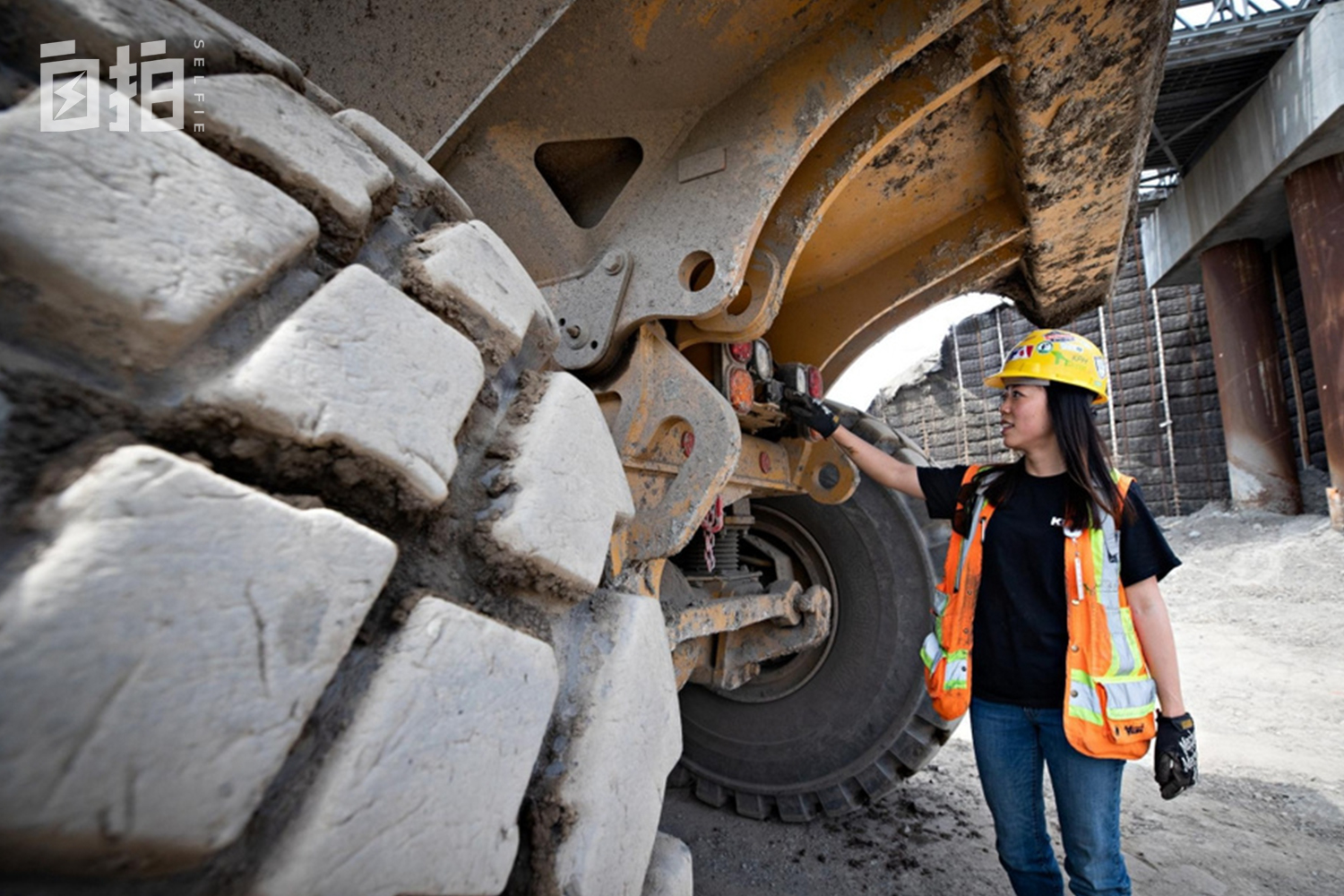 东北女大学生留学加拿大开挖掘机,在加拿大开挖掘机