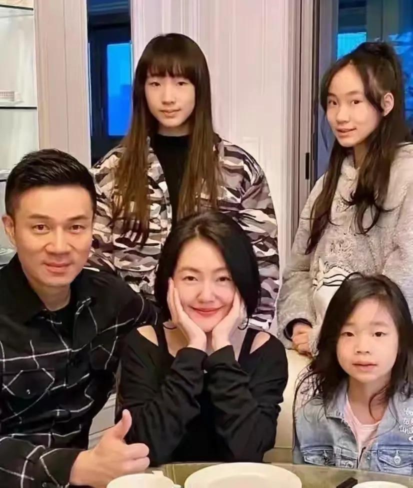 台上生猛，台下很怂：小S和这两个男人的故事，原来这么“悲惨”