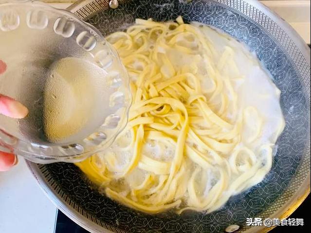 制作手擀面有诀窍，记住“3放1揉2煮面”，面条耐煮，口感筋道