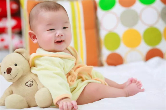 六个月宝宝还不会独坐怎么回事,六个月宝宝不会站立是怎么回事