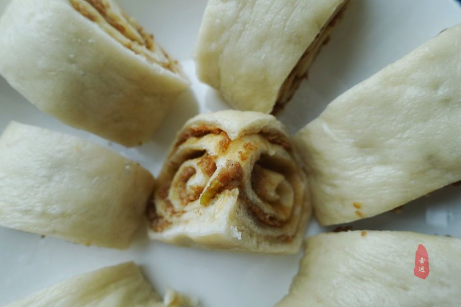 懒笼比包子、饺子都省事，盘在笼屉中，蒸熟后切开，家人分着吃