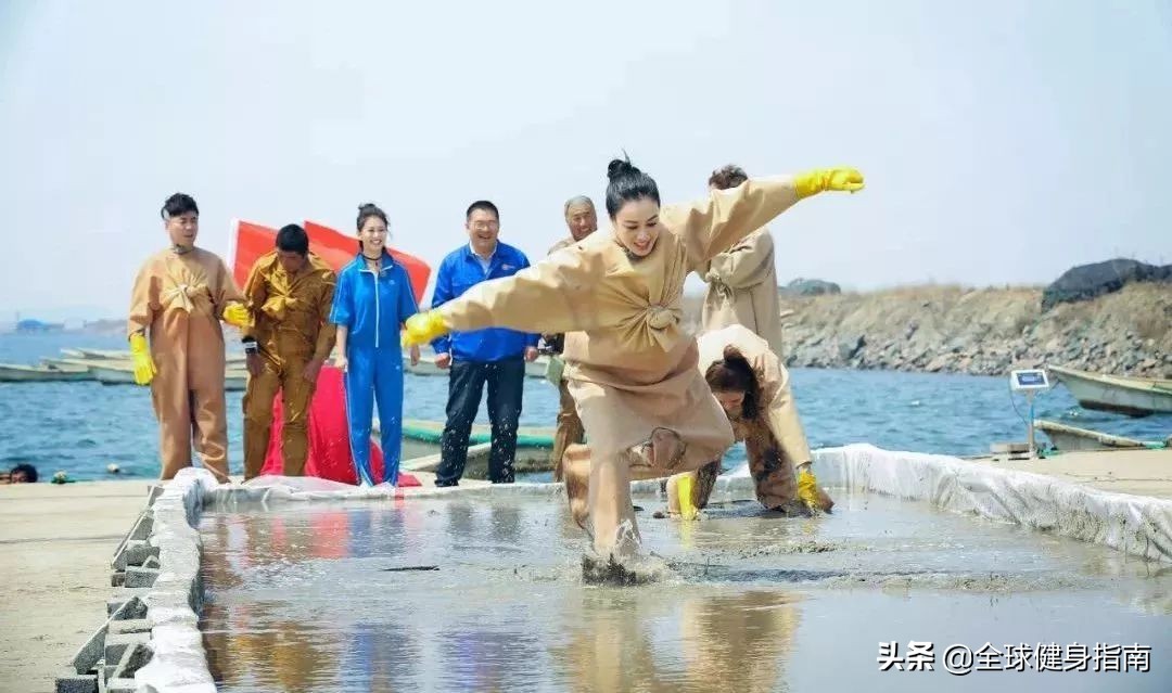 钟丽缇张伦硕人鱼夫妇跳舞视频,54岁钟丽缇穿红色人鱼装