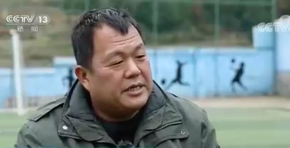 教诗歌的语文老师，带出了一支足球队！还整挺好
