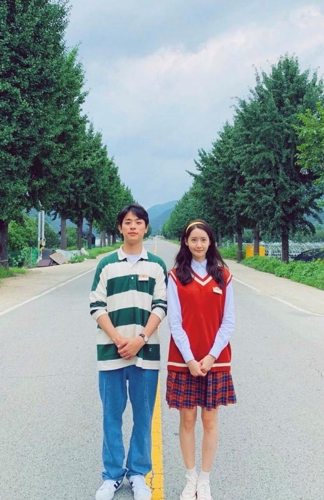 林允儿萝卜裤搭配,韩国女明星机场穿搭林允儿