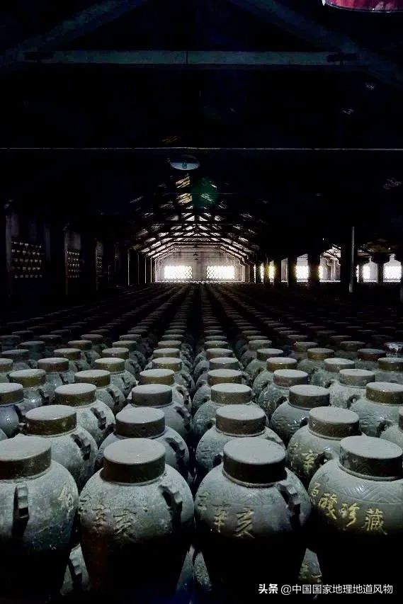 在酒缸里长大的人,泡在酒缸里的人