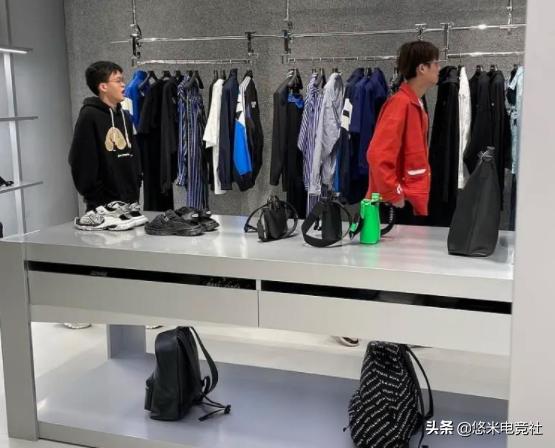 有钱了！网友偶遇乐言与XUN逛街出没高档奢侈品商铺