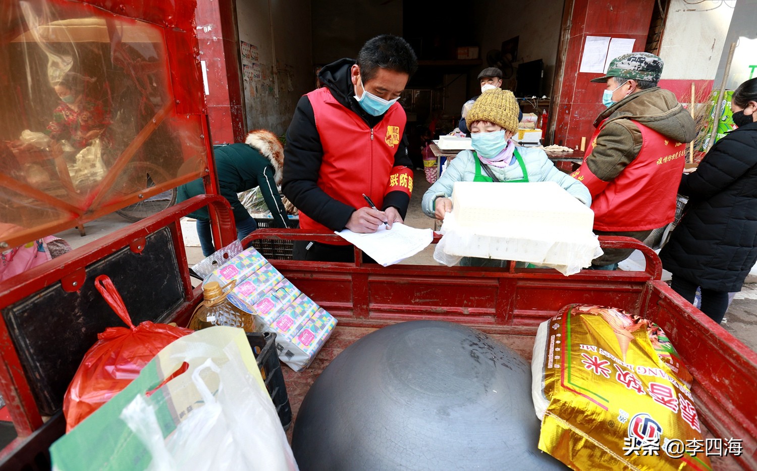 抗疫，这个乡镇140名“红马甲”服务居家隔离的3万群众