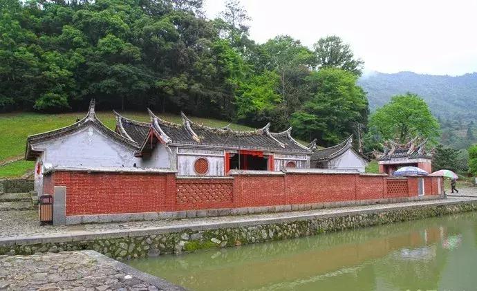 去漳州玩住厦门还是漳州,旅游去厦门还是去泉州