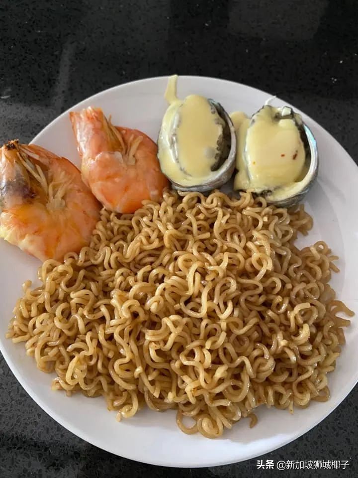 今年新加坡马来西亚的鲍鱼大降价！网友买来配泡面吃