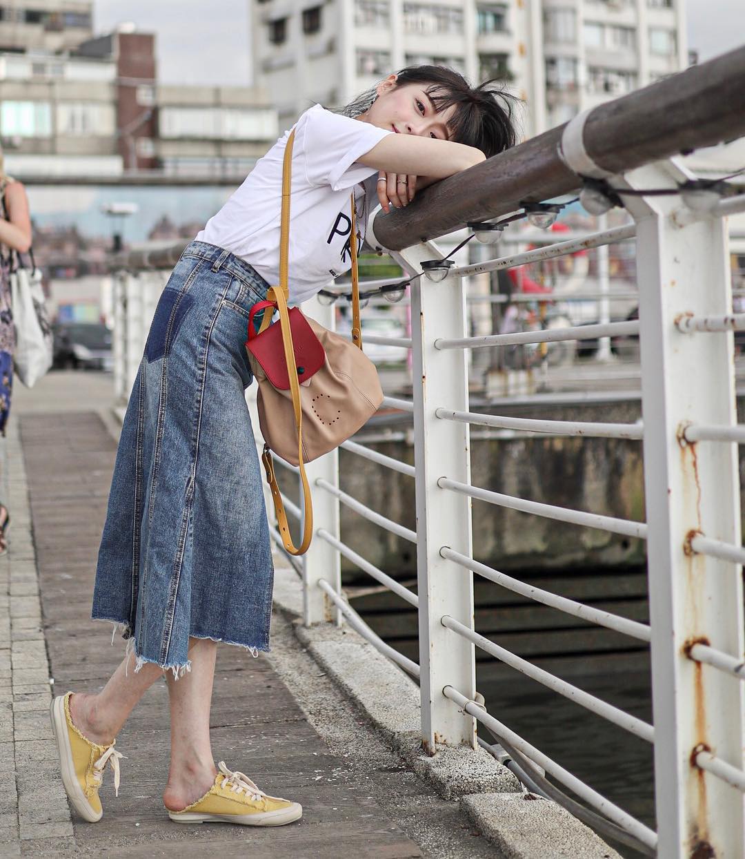 女人夏季时尚休闲牛仔半裙,年轻女孩时尚牛仔裙