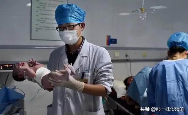 “孩子都出来了,你掏什么掏”男医生把手伸进产道,老公愤怒发问