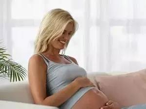 怀孕初期有血块排出但不腹痛,怀孕初期出血不腹痛怎么回事