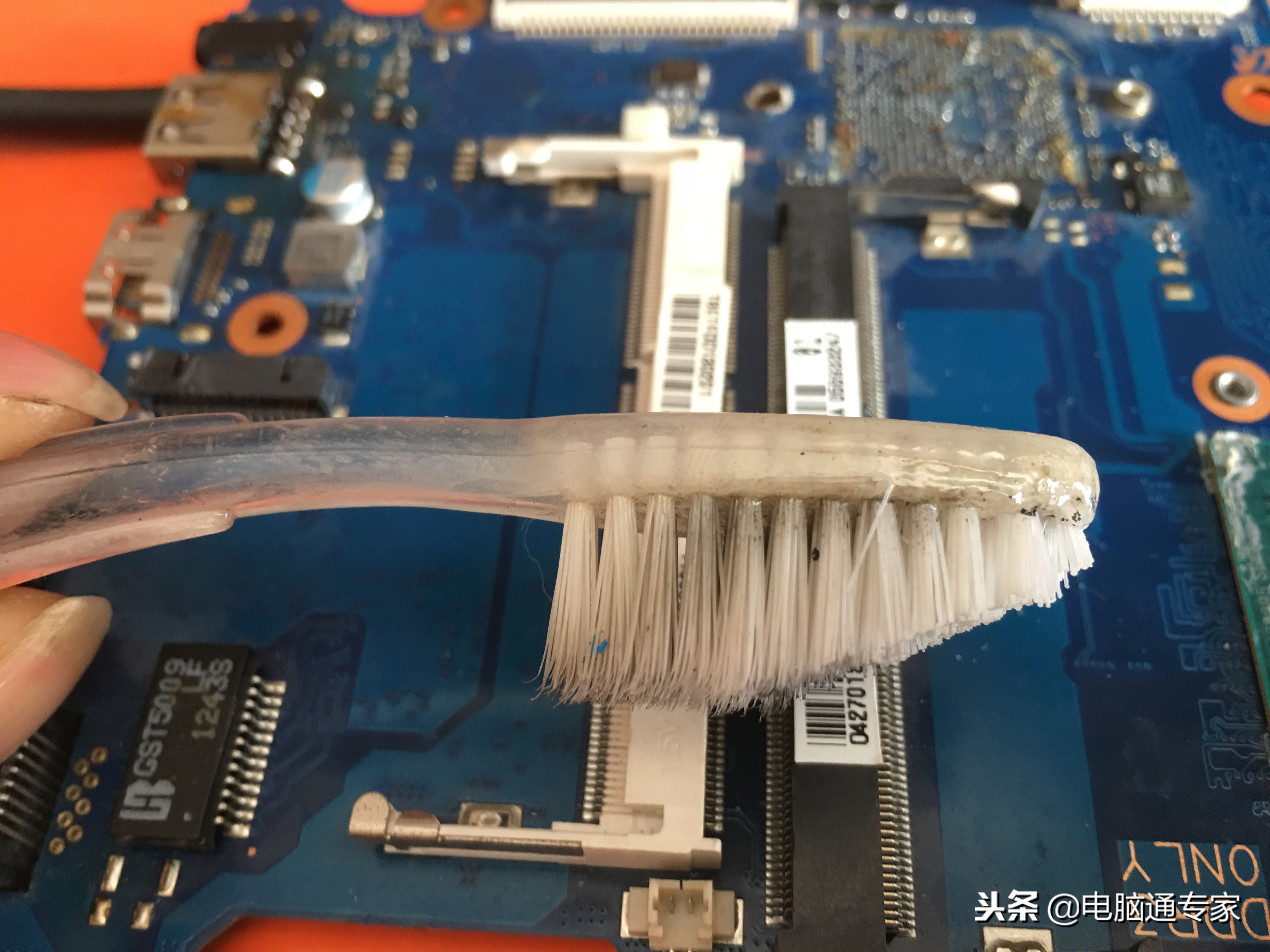 电脑进水后怎么修理,电脑进水了第二天开不了机怎么办