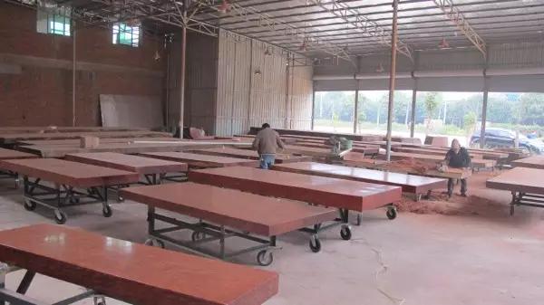 暗访广东天价大板生产基地，原料全是称斤拉木头，富豪还排队来买
