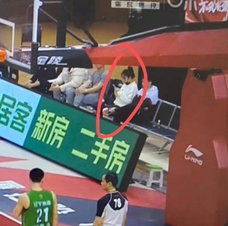 大喊“摔死你”并非广厦替补席女性辽宁球迷还需客观冷静