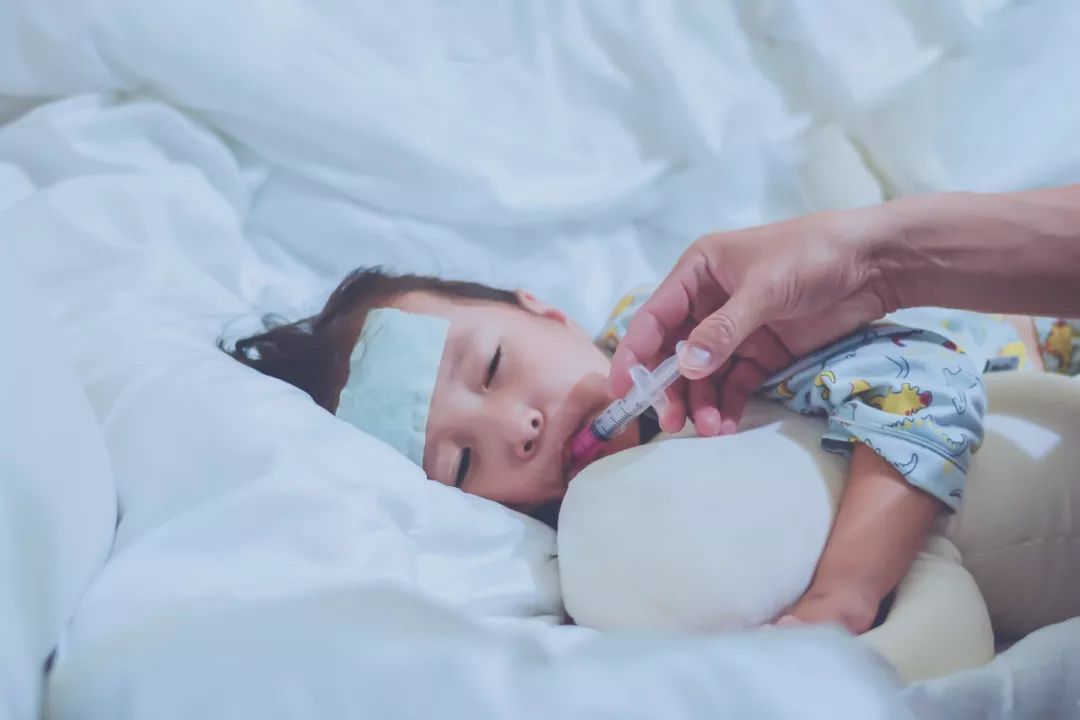 退烧贴到底怎么样,退烧贴怎么处理